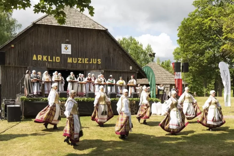 Merginų ir moterų liaudiškų šokių kolektyvas „SAULAŠARĖ“