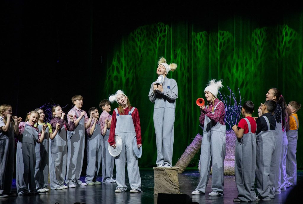 Troškūnų teatro studijos „Mes“ sėkmė festivalio „Šimtakojis“ regioniniame ture