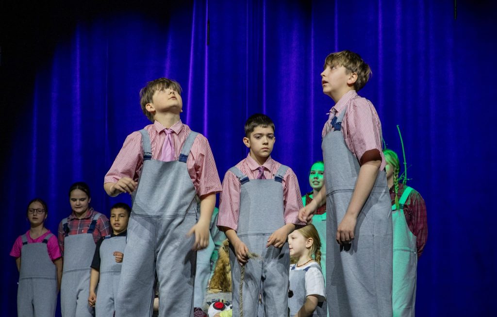 Troškūnų teatro studijos „Mes“ sėkmė festivalio „Šimtakojis“ regioniniame ture