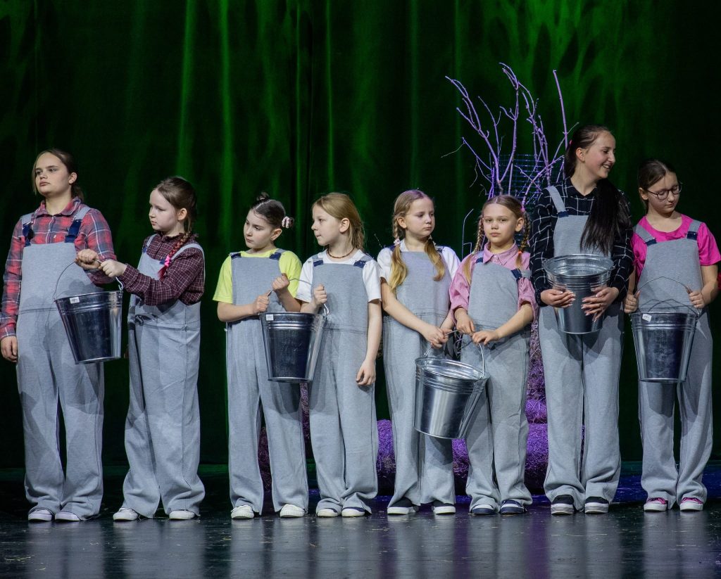 Troškūnų teatro studijos „Mes“ sėkmė festivalio „Šimtakojis“ regioniniame ture